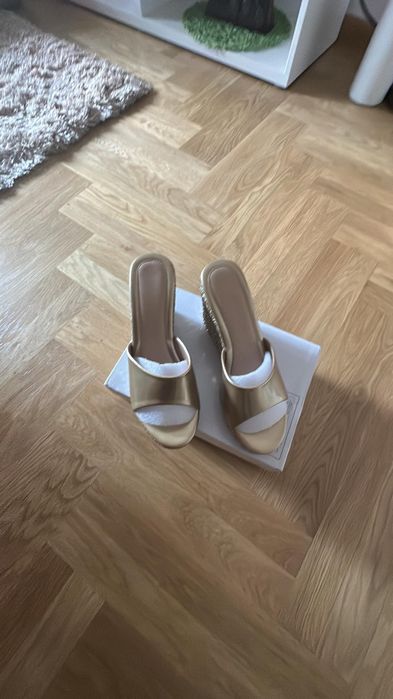 Damskie klapki na koturnie/platformie