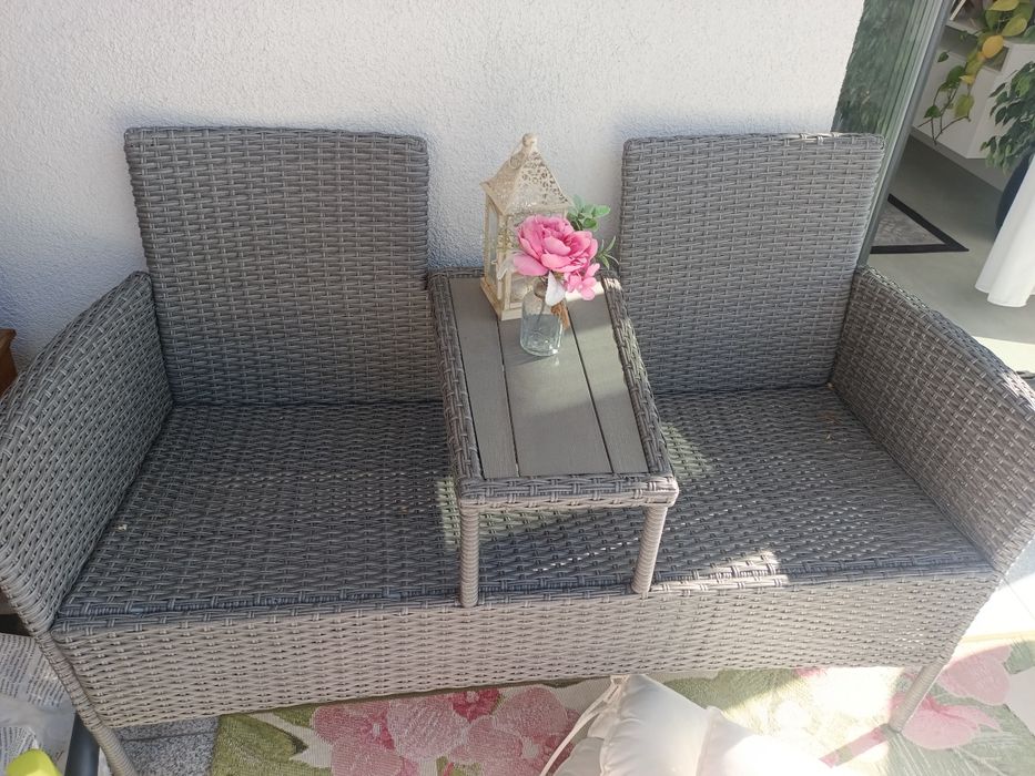 Ławkaz technoratanu z poduszkami i dywan