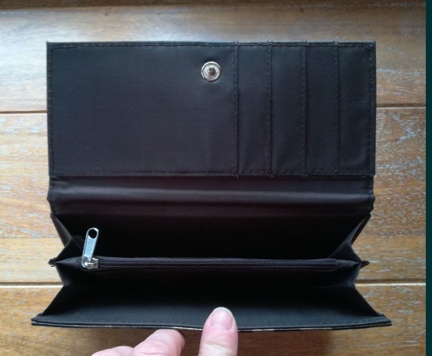 Lakierowany portfel w panterkę