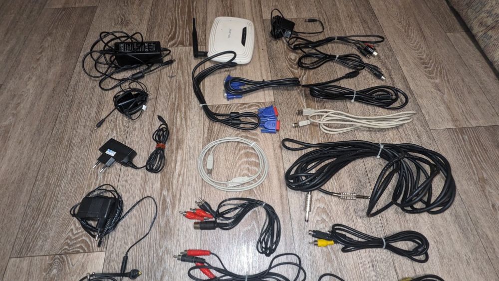 Набір шнурів, проводів, блоків живлення