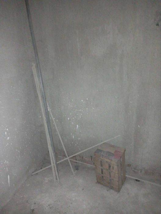 Продається трикімнатна квартира поблизу центру.