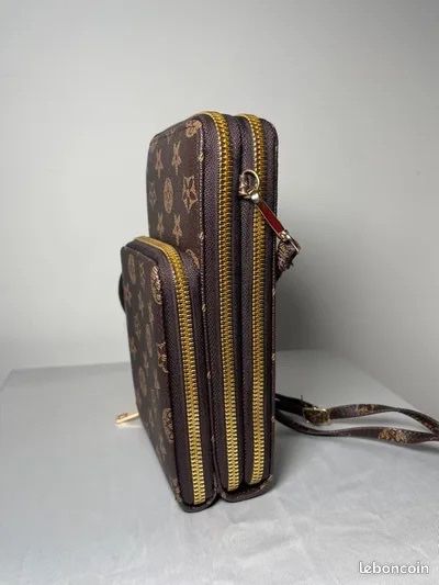 Жіноча коричнева сумка-гаманець.