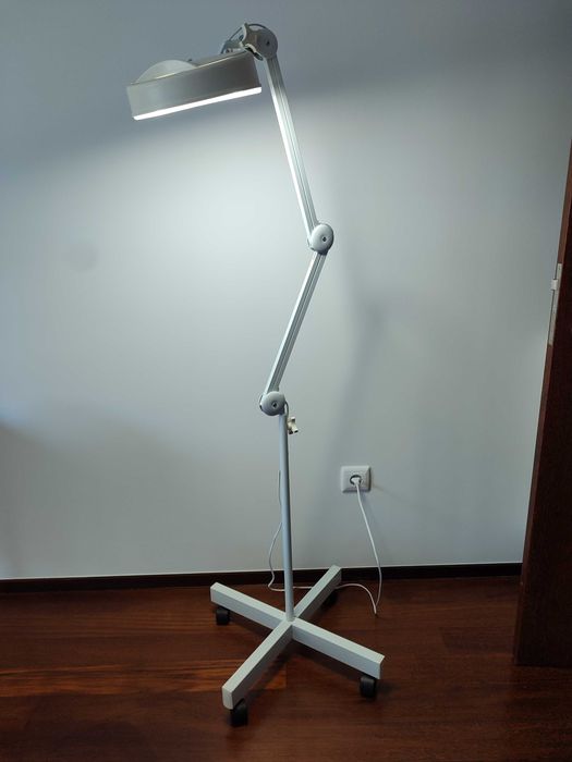 Lupa com lente de aumento como nova