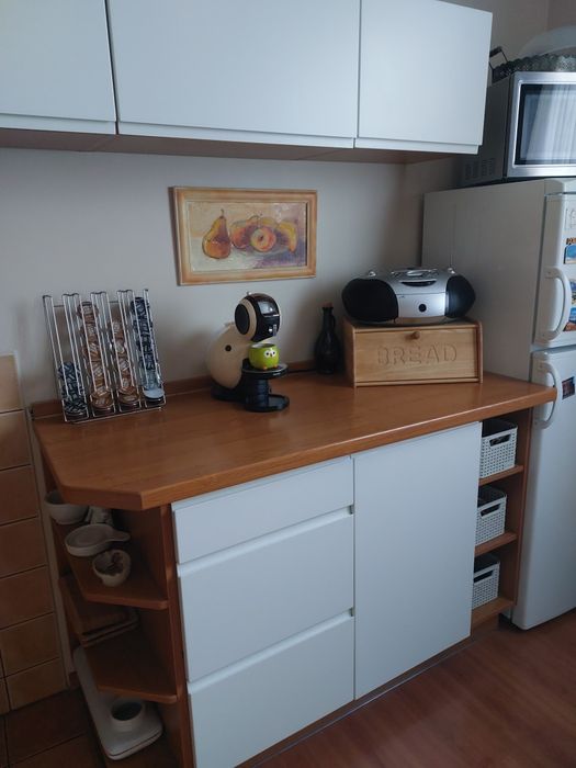 Meble kuchenne, zmywarka, kuchenka i piekarnik, okap