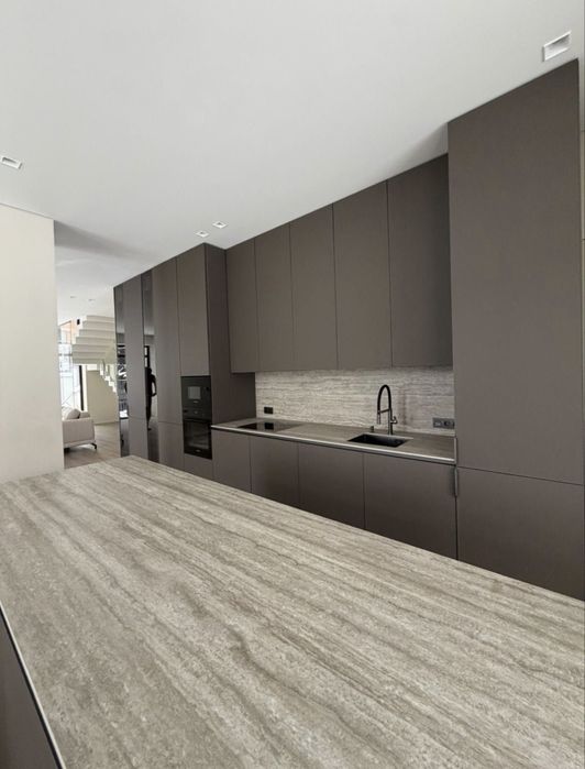 Продається сучасний будинок центр міста