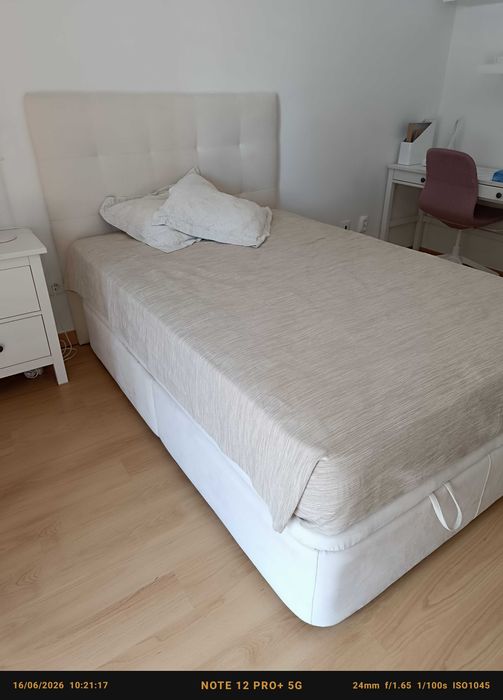 Cama individual com arrumação e colchão