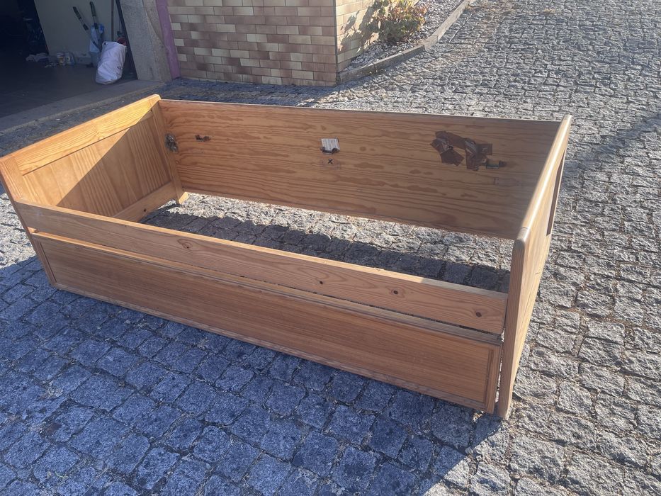 Cama de solteiro em madeira