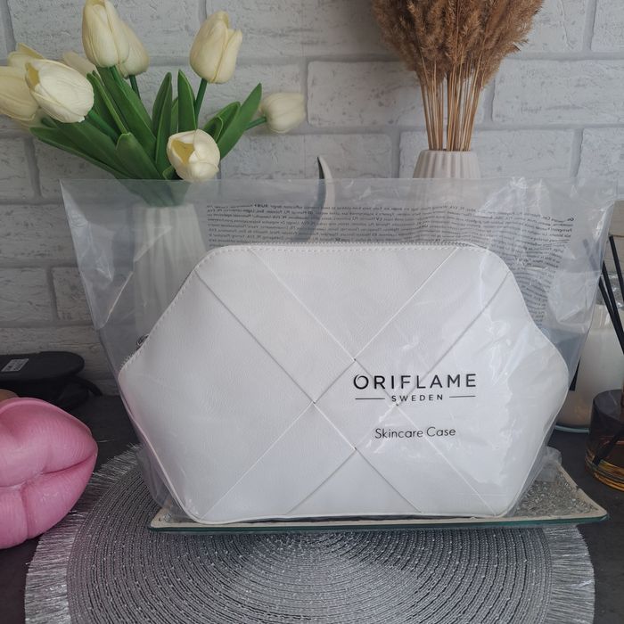 Duża biała kosmetyczka Oriflame