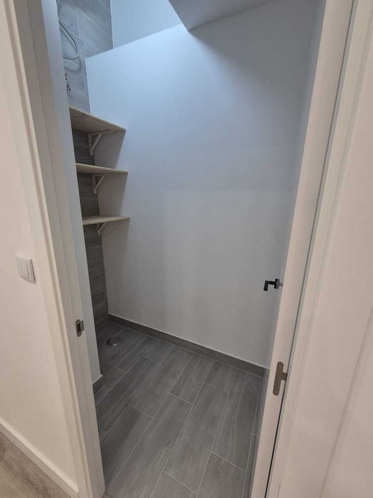 AGUALVA - Garagem/armazém com escritório e WC