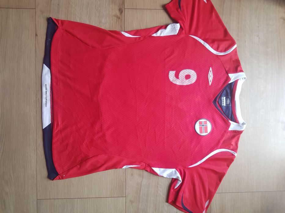 Koszulka sportowa piłkarska męska marki Umbro rozmiar M/L.