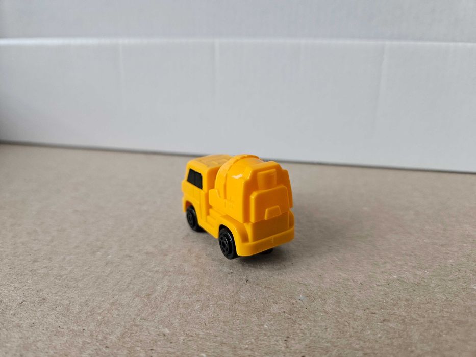 Мини машинка бетономешалка, 4,5х3х2 см,, желтого цвета.