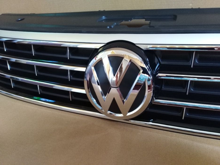 Решетка радиатора бампера центральная накладка Passat B8 B7 Jetta