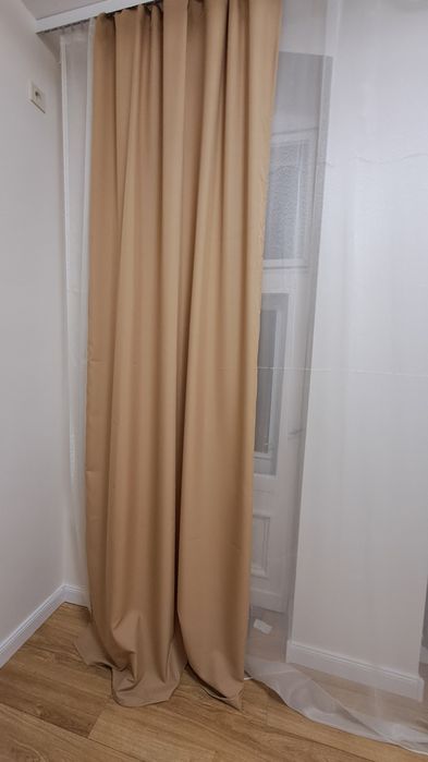 Zaslony bezowe zaciemniajace 70% na tasmie 140x310