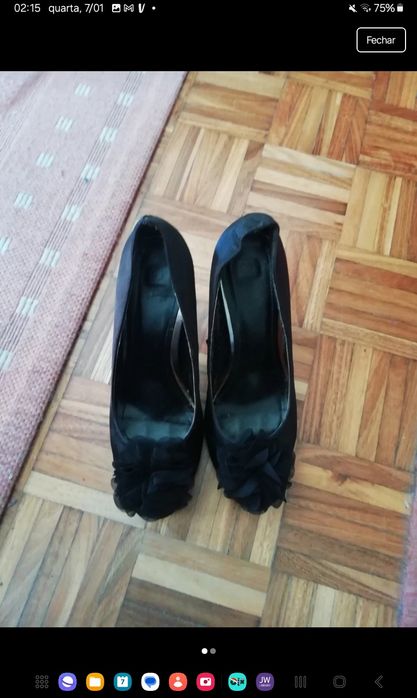 Sapatos pretos de cetim