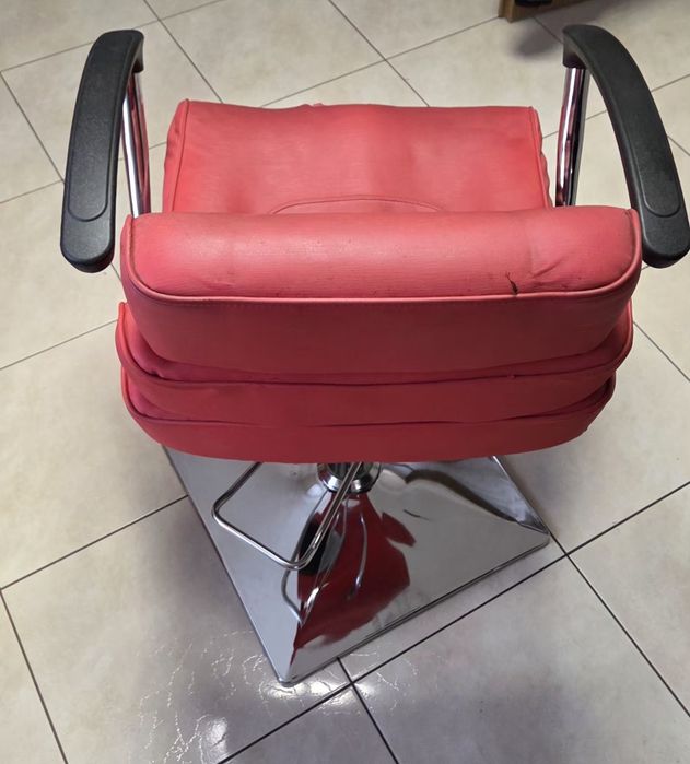 Fotel fryzjerski uzywany do odnowienia