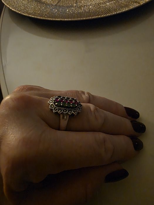 Srebrny pierścionek rubiny szmaragdy szafiry