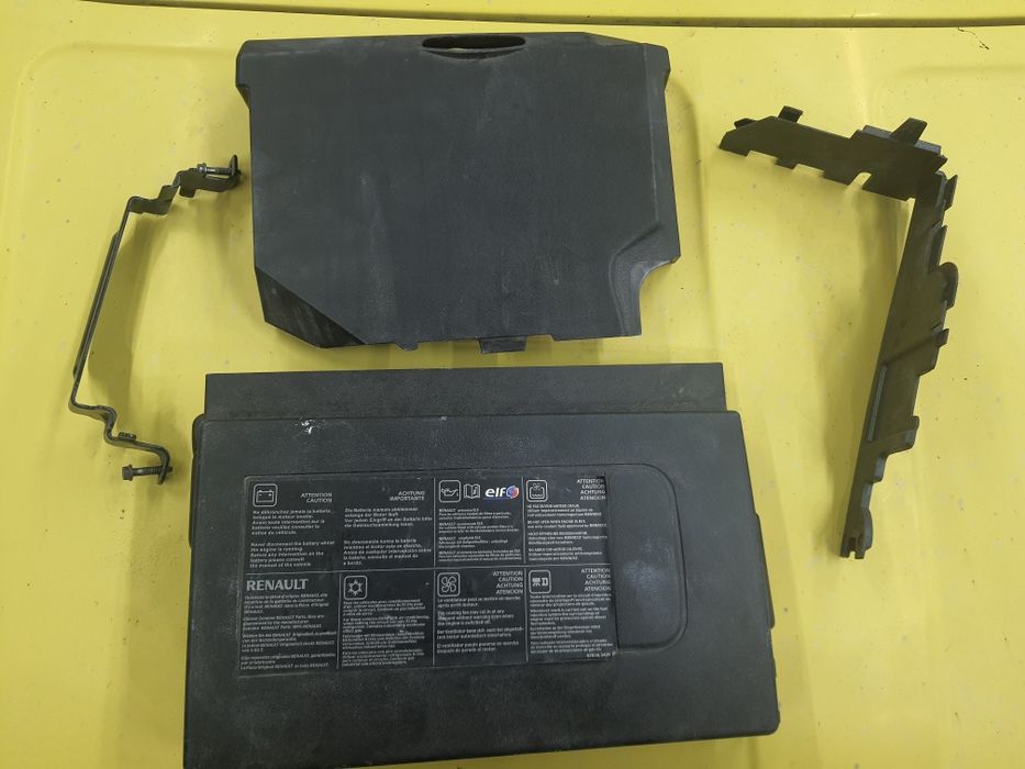 Кришка акумулятора Рено, кріплення