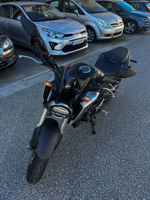 Honda CB125R 13700 km (Casaco, capacete e luvas)