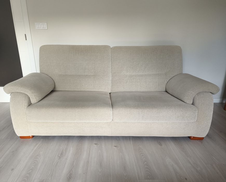 Sofá 3 lugares em tecido tipo chenile estado quase novo.