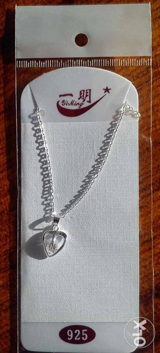 Fio com coração e falso diamante