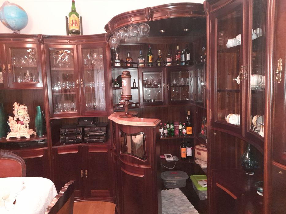 Móvel  de Sala Jantar/Bar em Raiz de Nogueira -Elegância e Qualidade