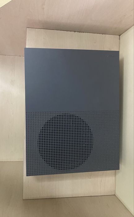 Xbox One S 500 GB + GTA V, FIFA 24, геймпад без кришки