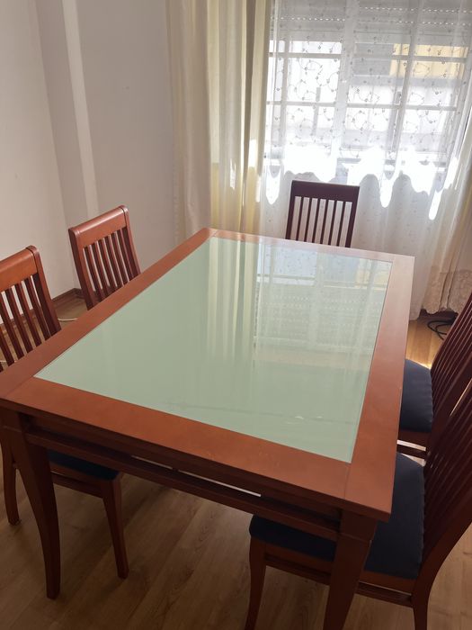 Conjunto de 5 Cadeiras e Mesa