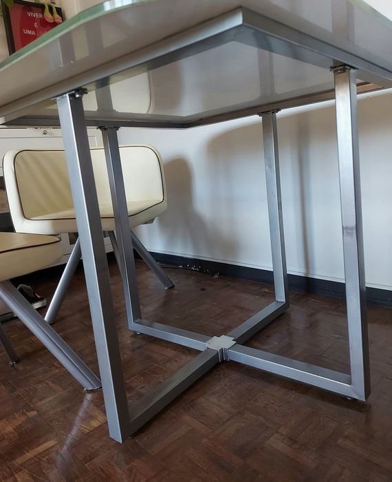 Mesa  com 4 cadeiras