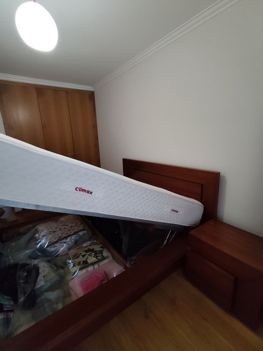 Mobília do quarto em cerejeira