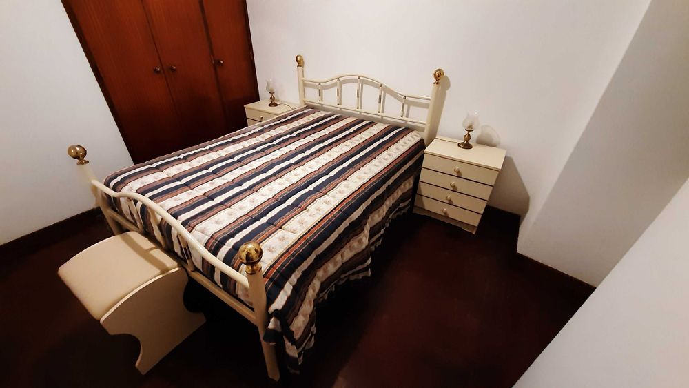 Mobília quarto casal cama mesa cabeceira banco