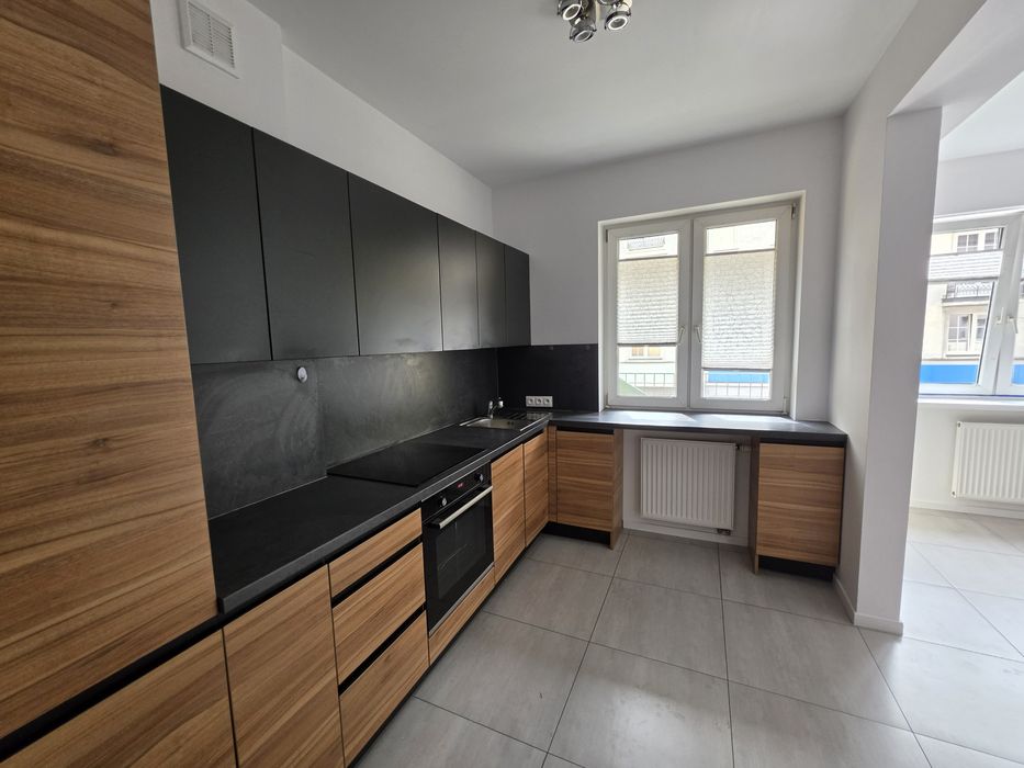 Przestronne 3 pokoje w centrum po generalnym remoncie. Balkon.