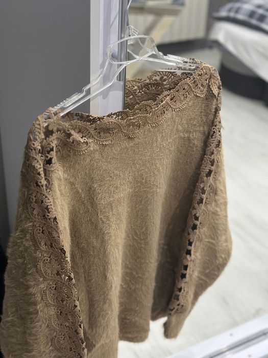 Beżowy sweter z ażurowymi zdobieniami