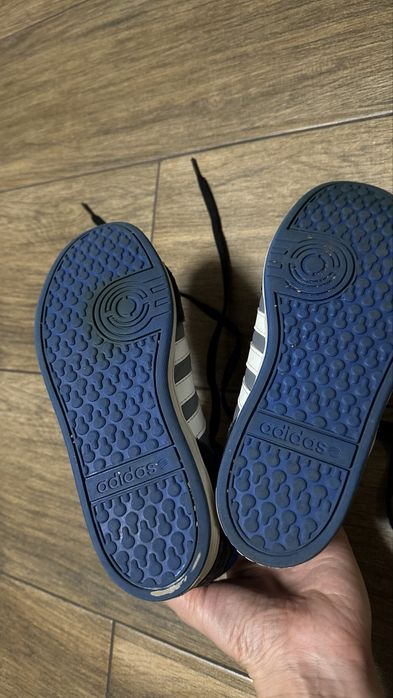 Продам дитячі Adidas кросівки, чоботи, взуття