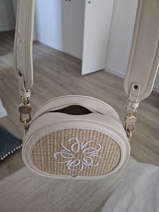 Mala minimalista em pele e palhinha tons de nude