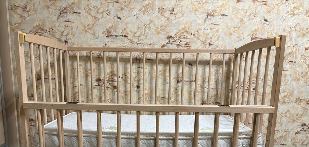 Дитяче ліжко з матрацем, захистом, пледом та пакетом нового одягу