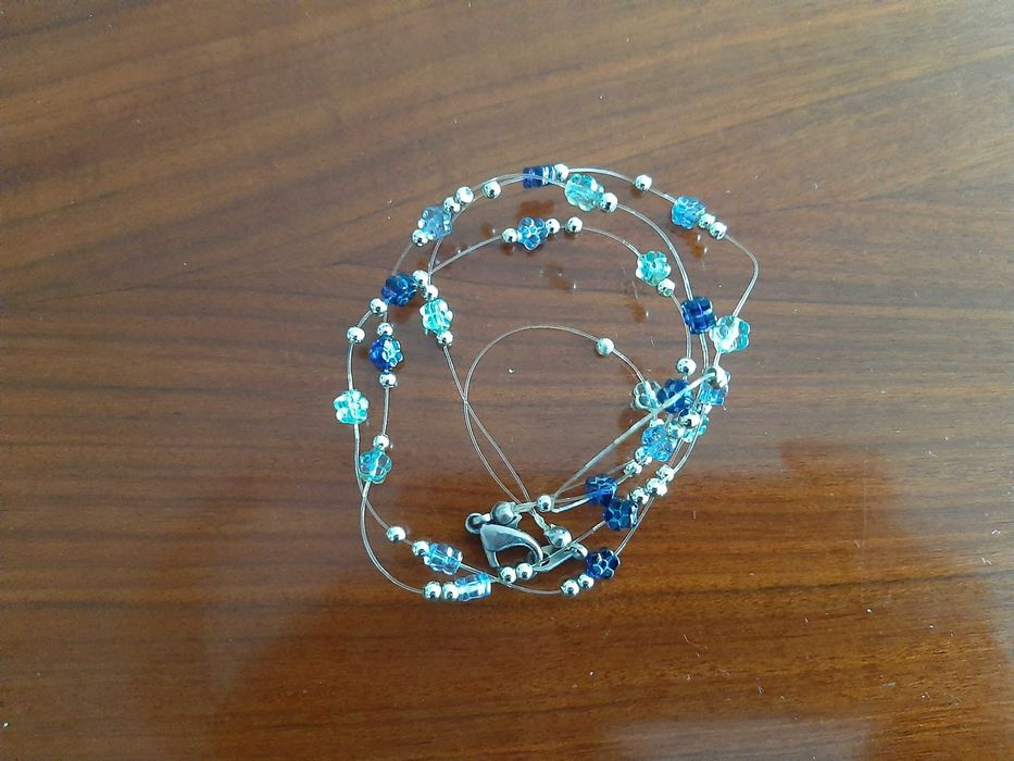 Seis colares novos ou pouco usados