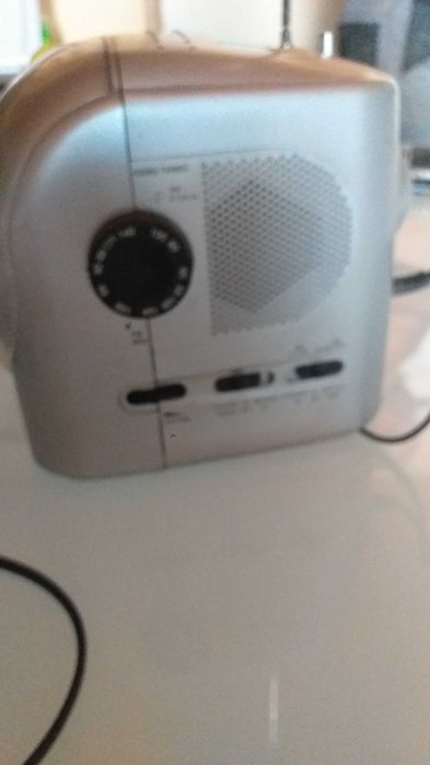 Televisão/radio mini antiga a funcionar perfeitamente