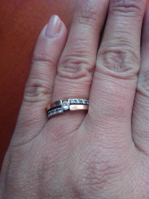 Anel em prata dourada com pedras