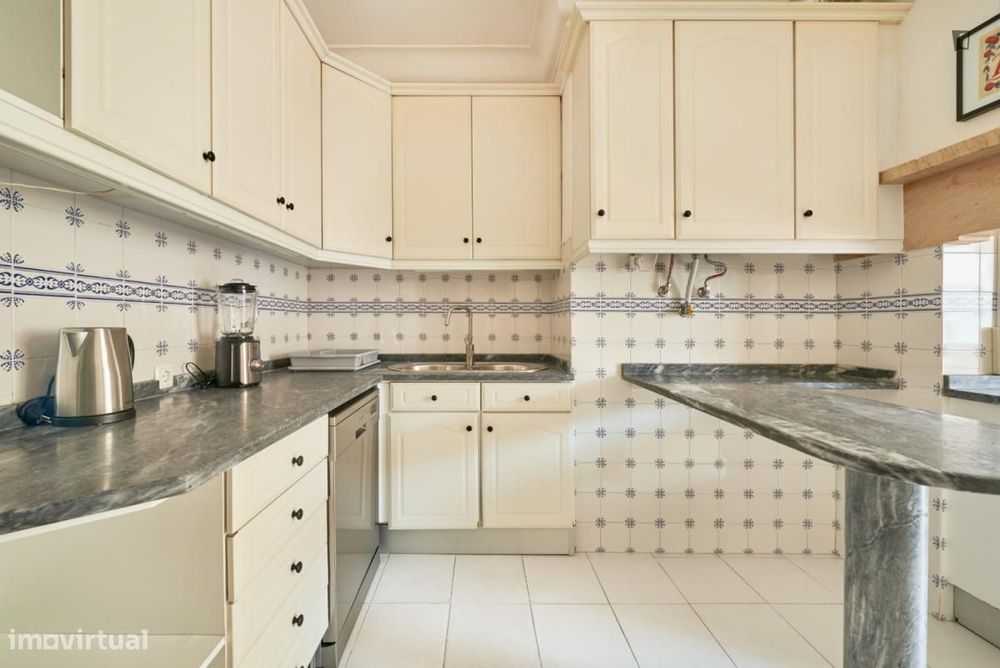 Quarto - localizado em São Sebastião Lisbon