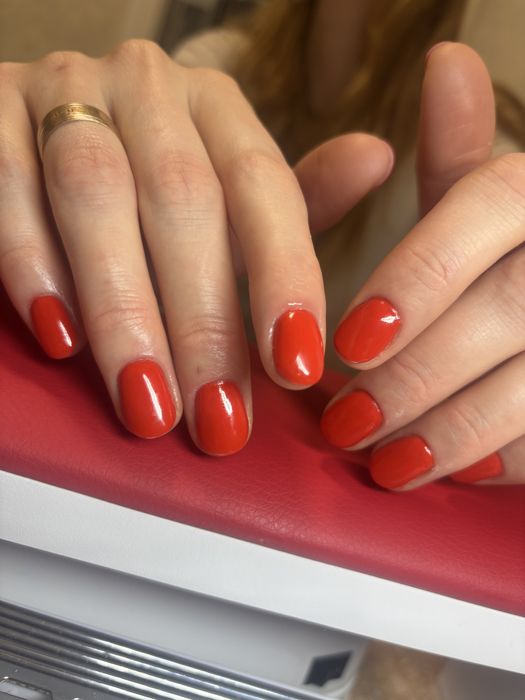 Манікюр,нарощення,укріплення нігтів