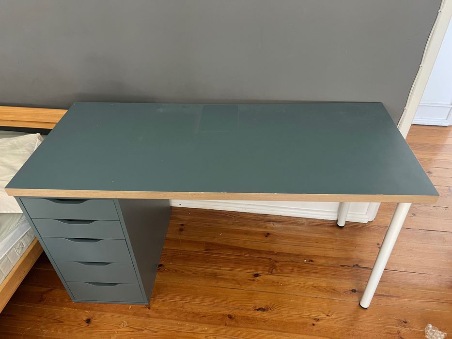Secretária com gavetas/desk
