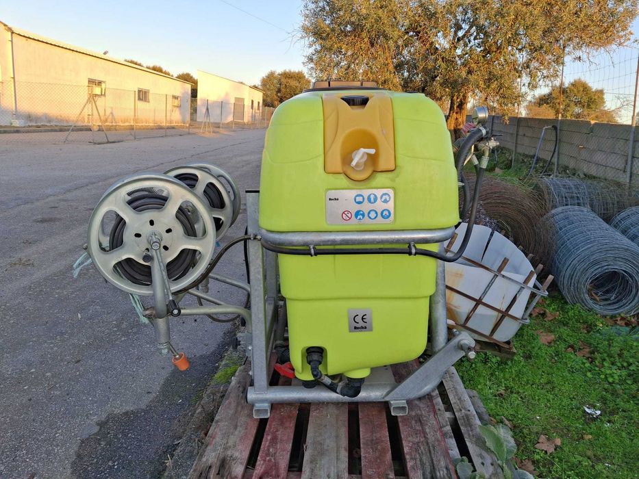 Pulverizador Rocha de 300 Litros.