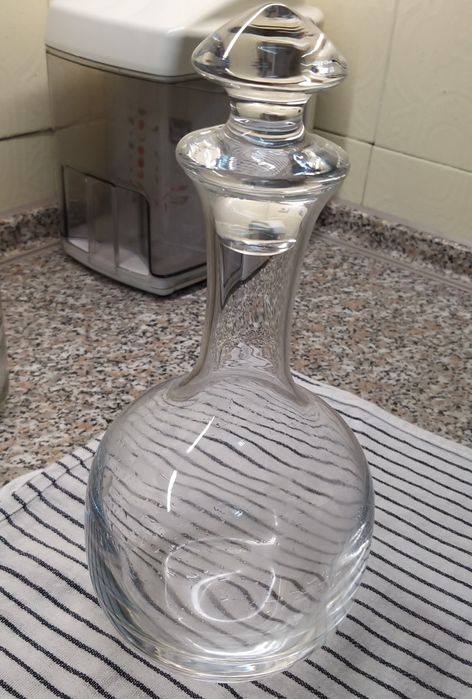 Garrafa de cristal, com tampa.