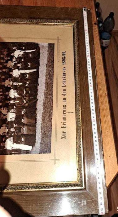 Stare 130 lat zdiecie grupowe w ramie za szklem