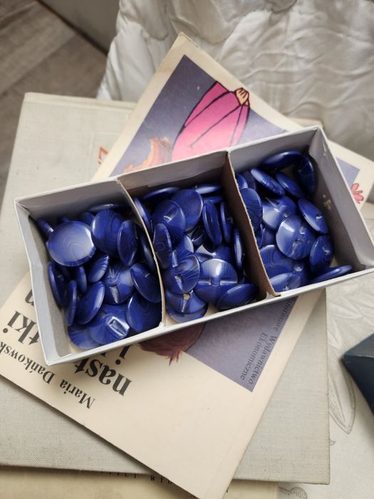 Różne guziki do przyszycia maszyna