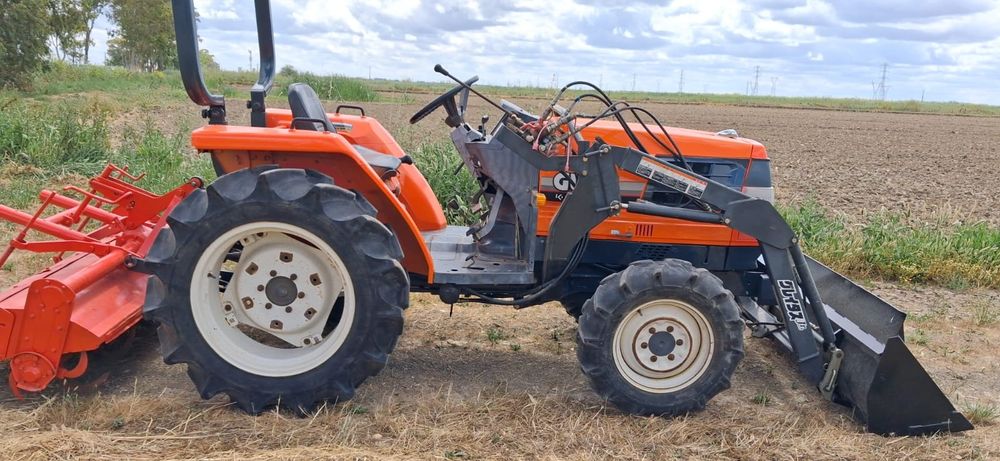 Tratror kubota com carregador frotal e frese