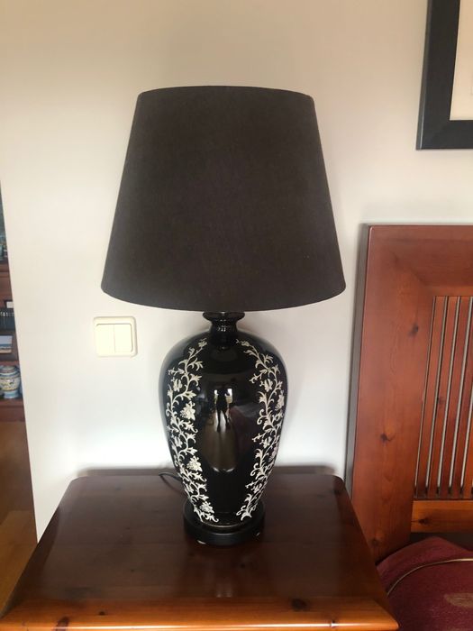 Candeeiro preto e branco com abajur preto