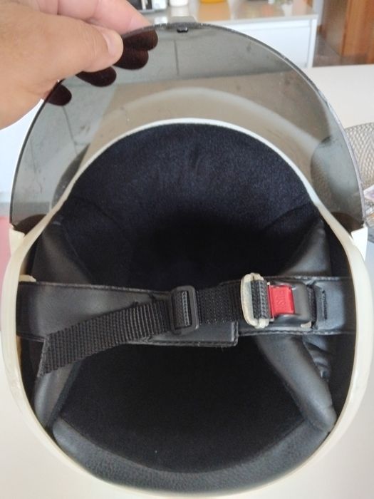 Capacete  uzado  em  muito  bom  estado  .