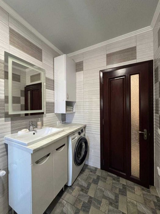 2-х поверховий будинок з ремонтом в с. Нижнів