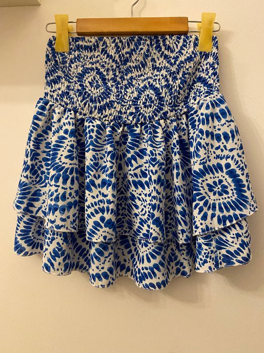 Top branco com flores azuis sem alças